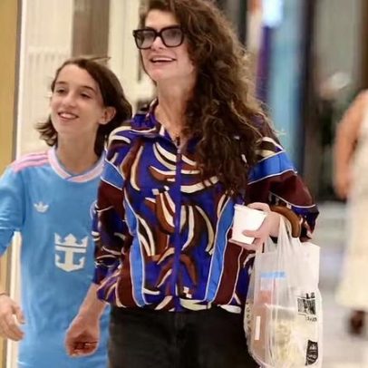 Alinne Moraes, recém-separada, faz rara aparição com o filho