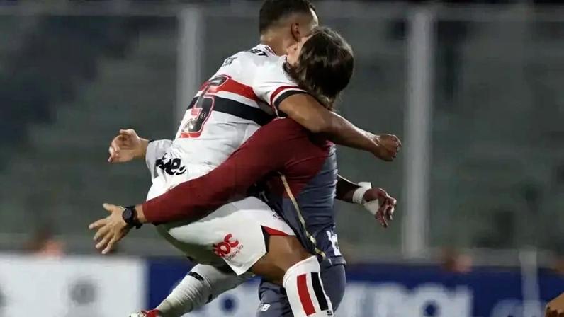 Alisson e Zubeldía se abraçam comemorando gol do São Paulo (Foto: Rubens Chiri/Saopaulofc.net)