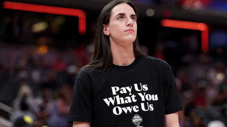 Caitlin Clark veste camisa com mensagem por salários antes do All-Star Game da WNBA em Indianápolis (Foto: Steph Chambers/Getty Images/AFP)