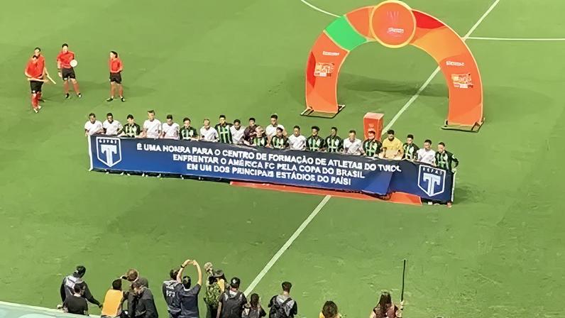 Jogadores do América-MG e Tirol antes de jogo pela Copa do Brasil.