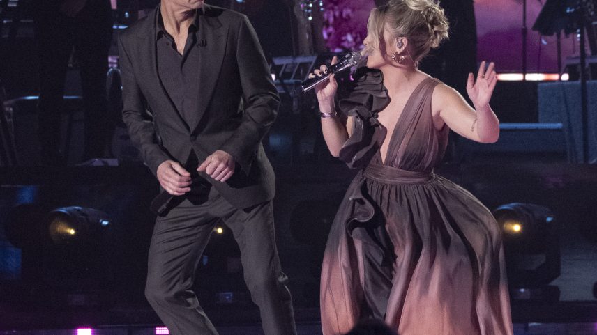 Ryan Seacrest vai descalço no American Idol