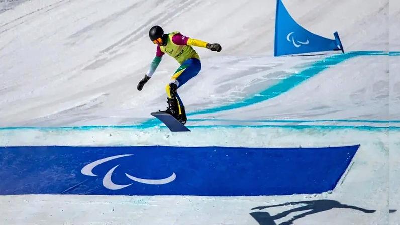 André Barbieri durante prova de Snowboard Cross nos Jogos de Pequim 2022 (Foto: Ale Cabral/CPB)