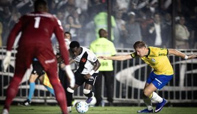 Colombiano do Vasco fica atrás de Yamal em ranking de dribles no ano