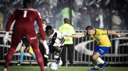Andrés Gómez dribla Bruno Fuchs na vitória do Vasco sobre o Palmeiras pelo Brasileirão