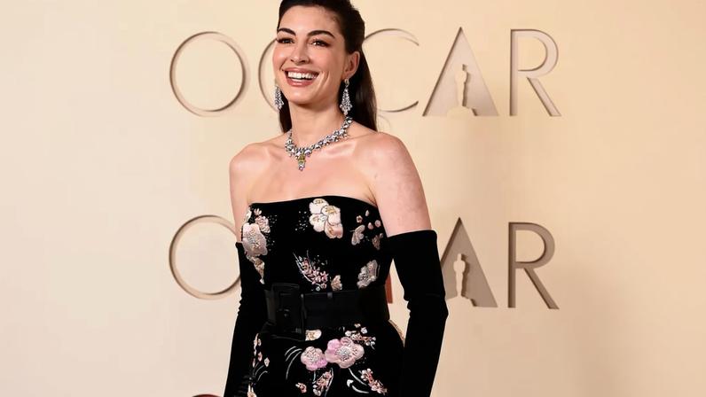 Anne Hathaway looked flawless at the Oscars 2026.