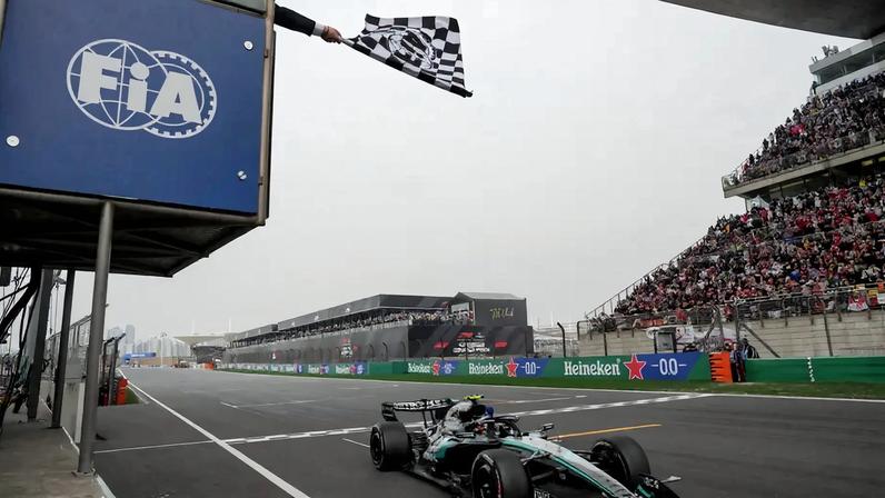 Kimi Antonelli cruza a linha de chegada no GP da China (Foto: Andy Wong / POOL / AFP)