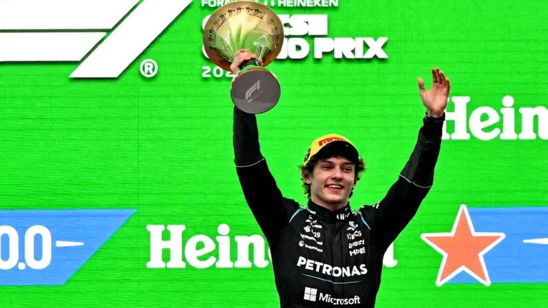 Kimi Antonelli conquistou sua primeira vitória na Fórmula 1 (Foto: Hector RETAMAL / AFP)