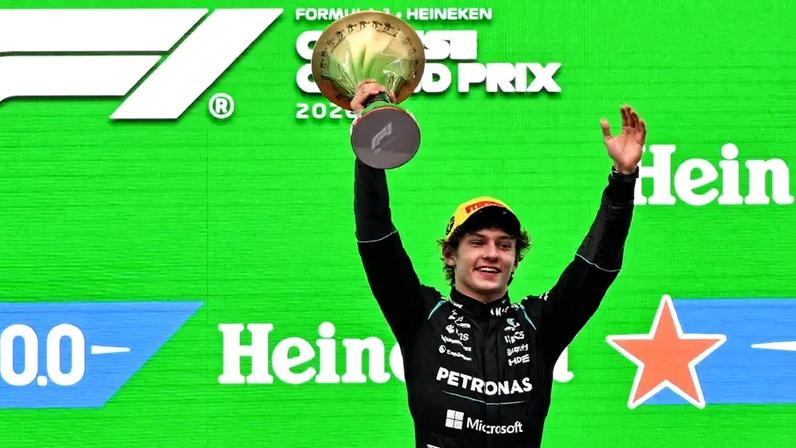 Kimi Antonelli conquistou sua primeira vitória na Fórmula 1 (Foto: Hector RETAMAL / AFP)