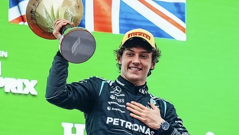 Kimi Antonelli no pódio do GP da China