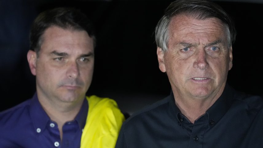 Flávio Bolsonaro e Jair Bolsonaro em imagem de arquivo — Foto: AP Photo/Eraldo Peres