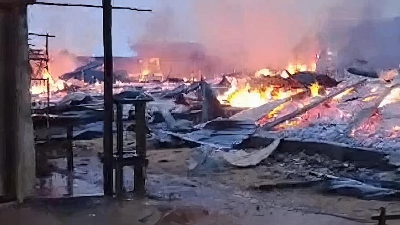 Estruturas queimadas e escombros deixados após ataques das ADF na África