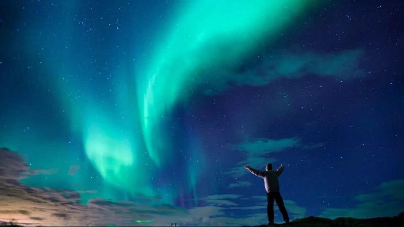 Estudo bíblico explora a grandeza e amor de Deus em sete dias de reflexão.