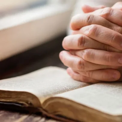 Estudo analisa o papel da oração em momentos difíceis