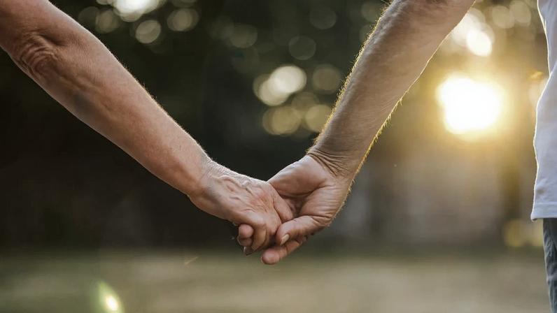 Casal enfrenta desafios e fortalece o relacionamento em tempos de crise.