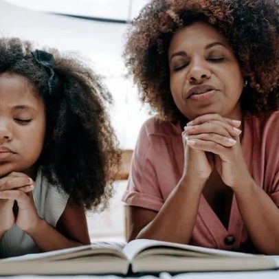 Guia devocional prático orienta família a estudar os Salmos