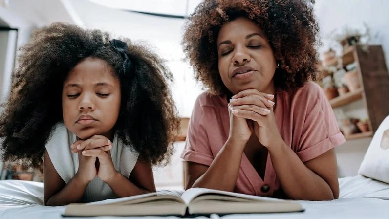 Família estudando os Salmos juntos em um ambiente de comunhão e fé.