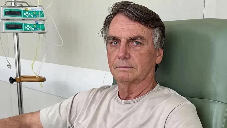 Ex-presidente Jair Bolsonaro internado na UTI do hospital DF Star com pneumonia.