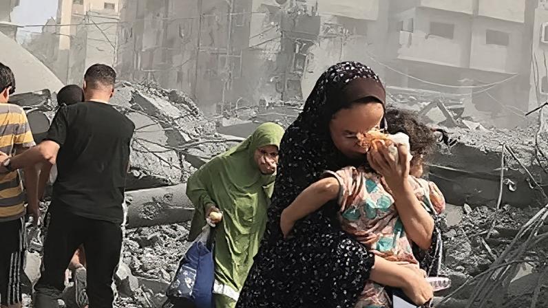 Soldados israelenses buscam fé em sinagoga subterrânea durante conflito.