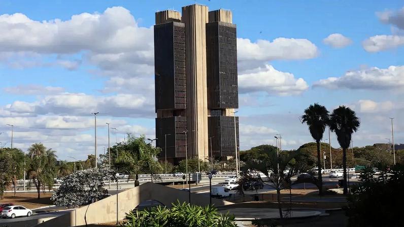 Indústria e comércio criticam decisão do Copom sobre a taxa Selic e pedem cortes maiores.