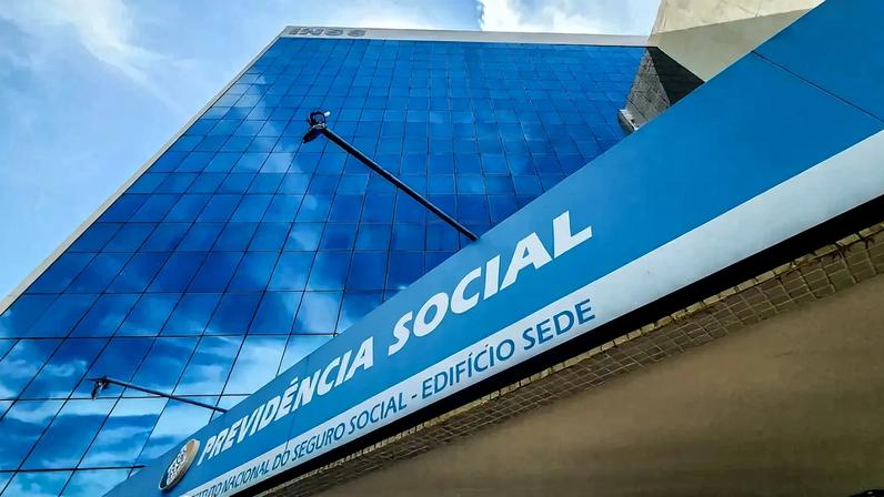 CEO do C6 Bank contesta decisão do INSS sobre empréstimos consignados.