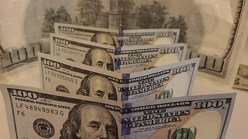 Dólar sobe 0,78% com guerra e alta dos juros globais