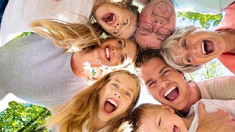 Dia Internacional da Felicidade destaca caminhos para o bem-estar.