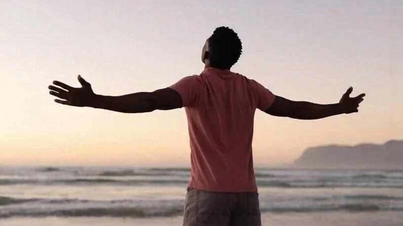 Rachel Wojo fala sobre a paz de Deus e a força da fé em momentos desafiadores.
