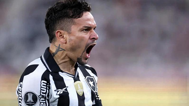 São Paulo tenta contratação de Artur, do Botafogo, após pedido de Roger Machado