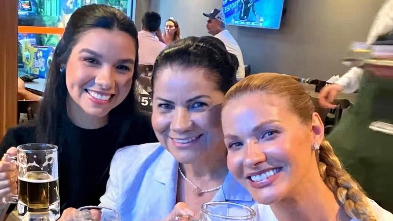 Andressa Suita usa bolsa de R$ 130 mil em noitada com mãe e irmã