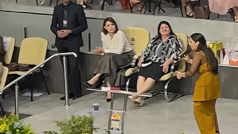 Michelle vai a culto agradecer por aniversário e pede orações pelo marido