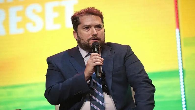 Governo Lula cancela visto de Darren Beattie, assessor de Trump