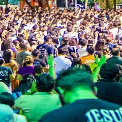 Culto em praça de Fortaleza reúne multidão de jovens