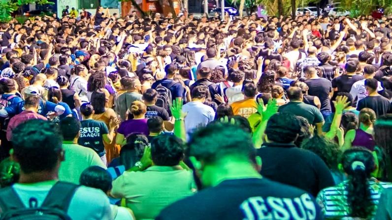 Culto em praça de Fortaleza reúne multidão de jovens