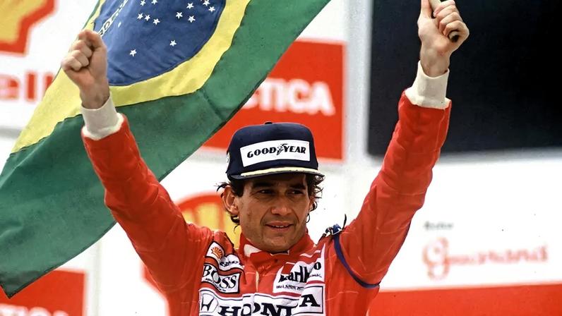 Ayrton Senna comemora vitória da F1 (Foto: Miguel Costa Jr./AFP)