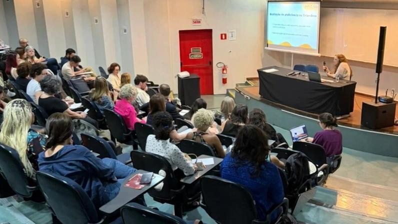 Encontro capacitou docentes do PEC-PLE