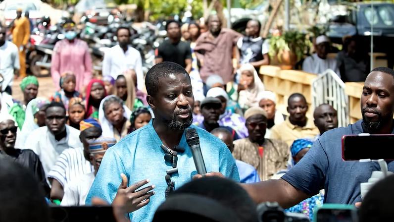 Artista ganense Ibrahim Mahama avalia ação legal após suposto ataque policial