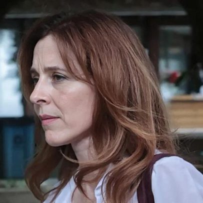 Velório de Dennis Carvalho emociona Deborah Evelyn e celebridades