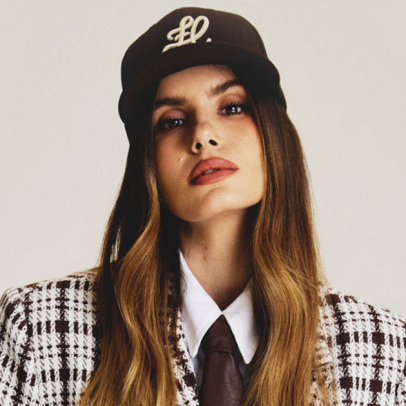 Camila Queiroz diz que glamour fica no trabalho e revela relíquia de Angel