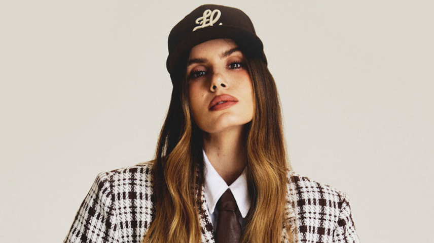 Camila Queiroz diz que glamour fica no trabalho e revela relíquia de Angel