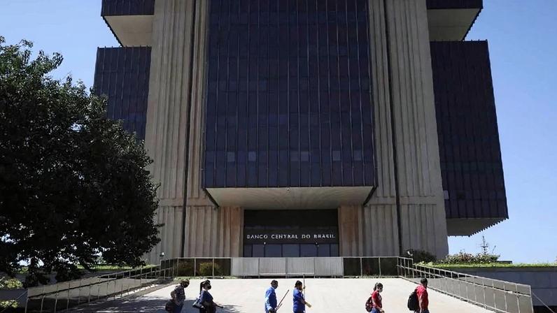 Pedestres em frente à sede do Banco Central, em Brasília: foco no cenário externo