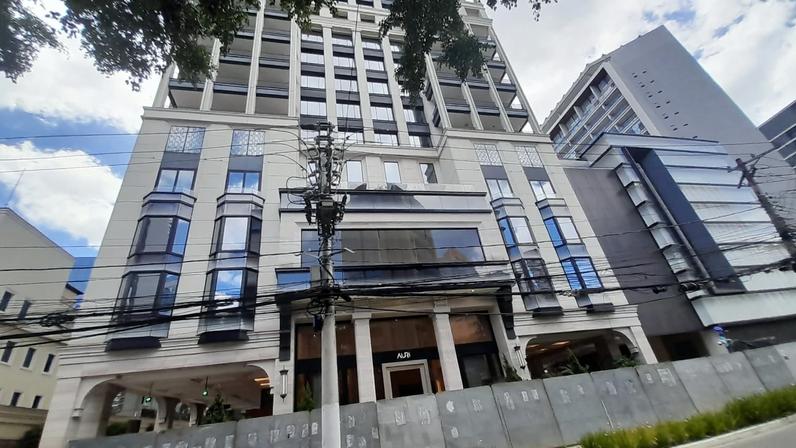Foto de 28 de fevereiro de 2026 mostra o prédio que abrigava o Banco Master, no Itaim Bibi, na Zona Sul de São Paulo, cercado por tapumes — Foto: Felipe Cordeiro/g1