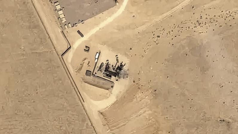 Uma imagem de satélite tirada em 2 de março de 2026 mostra destroços ao redor de um radar THAAD carbonizado na Base Aérea de Muwaffaq Salti, na Jordânia