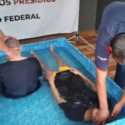 Igreja realiza ação em presídio e dezenas são batizados