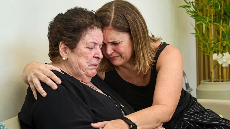 Marta chorando com a cunhada no velório do marido, Gerson Brenner