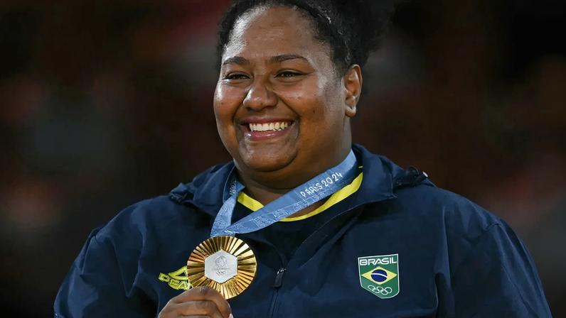 O tão sonhado ouro! Em sua primeira participação em Olimpíadas, Bia Souza conquistou a medalha de ouro em Paris! Foto: Luis ROBAYO / AFP