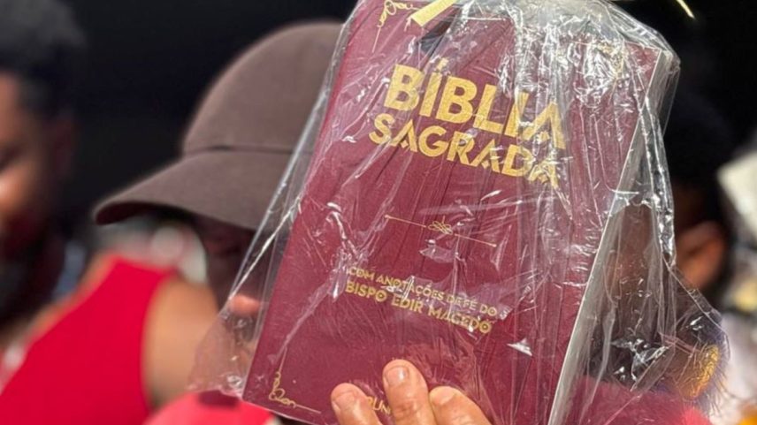 Igreja Universal distribui 700 exemplares da Bíblia em comunidade