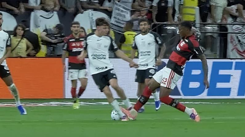 Árbitro justifica expulsão mantida em Flamengo x Corinthians