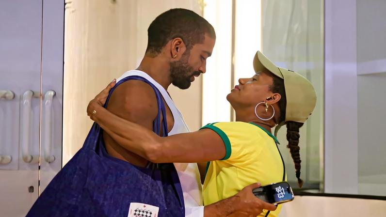 Jéssica Ellen usa look Brazilcore em passeio com namorado ator