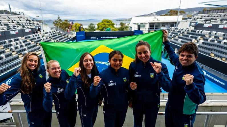 Equipe tem Ana Candiotto, Laura Pigossi, Luísa Stefani, Nauhany Silva, Ingrid Martins e o capitão Luiz Peniza (Foto: André Gemmer/CBT)