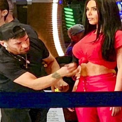 Kim Kardashian grava filme em Las Vegas usando roupa de couro